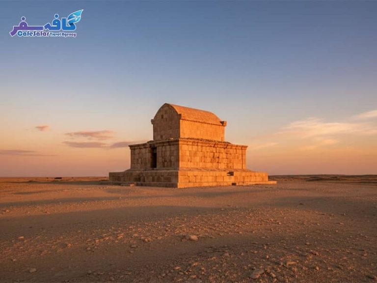 تصویری از آرامگاه کوروش کبیر در پاسارگاد فارس، مناسب برای راهنمای سفر به اماکن تاریخی ایران
