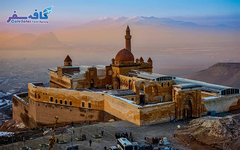 تصویری از میدان جمهوری ایروان و ساختمان‌های صورتی رنگ، مناسب برای پکیج‌های تور لحظه آخری ارمنستان