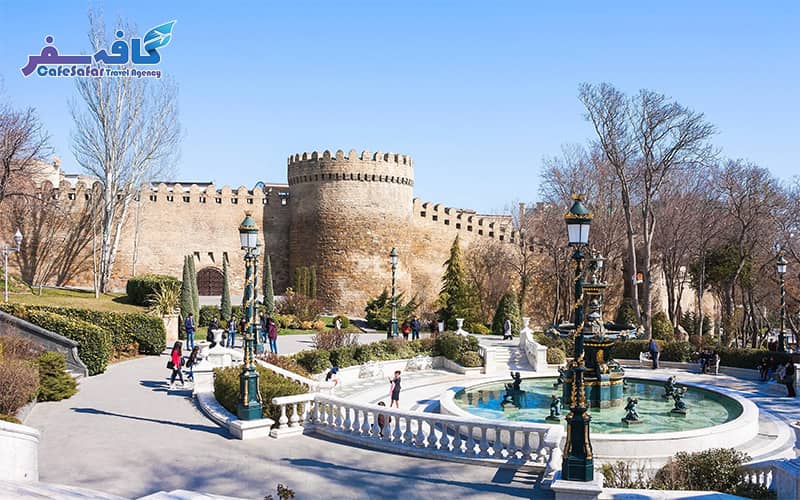 پوستر تورهای لحظه آخری باکو، نمای برج‌های شعله (Flame Towers) و بلوار ساحلی، ویژه رزرو پکیج‌های ارزان ارمنستان و آذربایجان در کافه سفر پاز