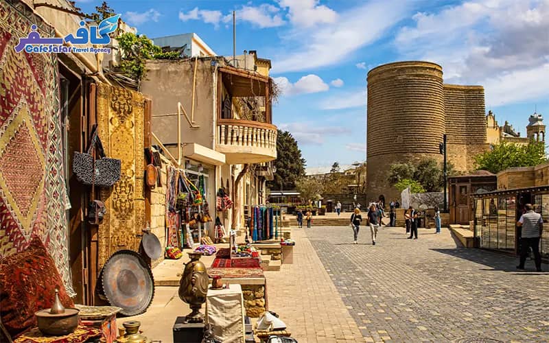 کنارتصویری از نمای برج‌های شعله و بافت شهری باکو در کنار دریای خزر، مناسب برای پکیج‌های تور باکو