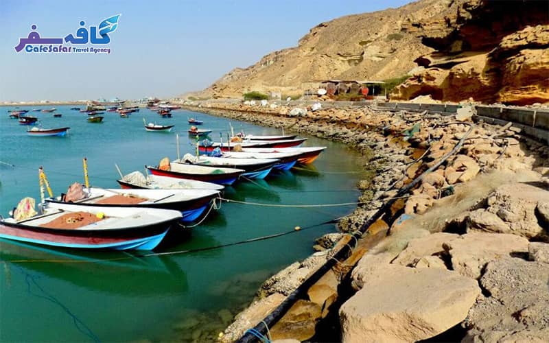 تصویری از کوه‌های مریخی و طبیعت بکر کنار دریای عمان در چابهار، مناسب برای پکیج‌های تور چابهار