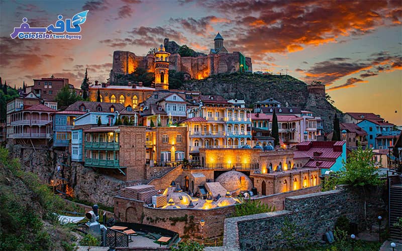 تصویری از نمای شهر قدیمی و رودخانه کورا در تفلیس، مناسب برای پکیج‌های تور ارزان قیمت گرجستان