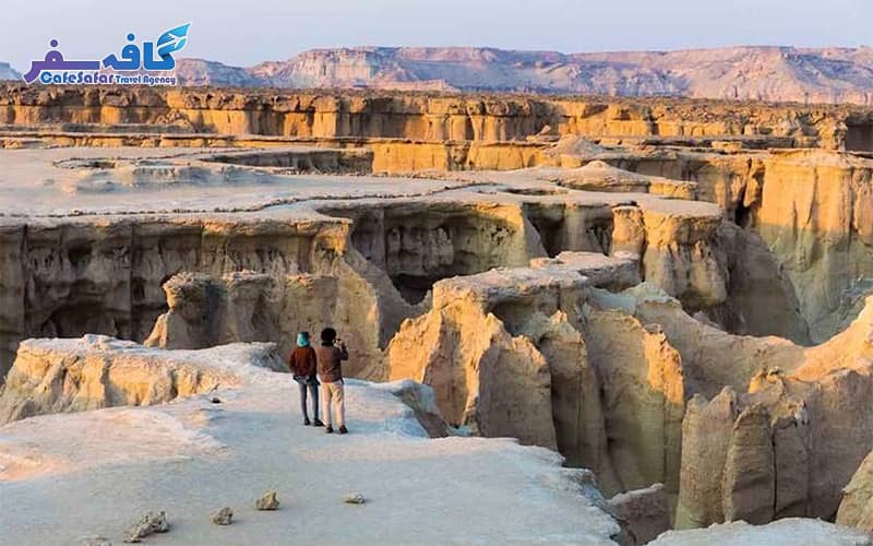 نمای خیره‌کننده از دره ستارگان یا تنگه چاهکوه در جزیره قشم، مناسب برای بنر اصلی تورهای طبیعت‌گردی و خرید در جنوب ایران