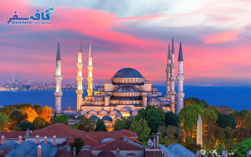 تصویری از تنگه بسفر، کشتی‌ها و مساجد تاریخی استانبول، مناسب برای پکیج‌های تور لحظه آخری استانبول