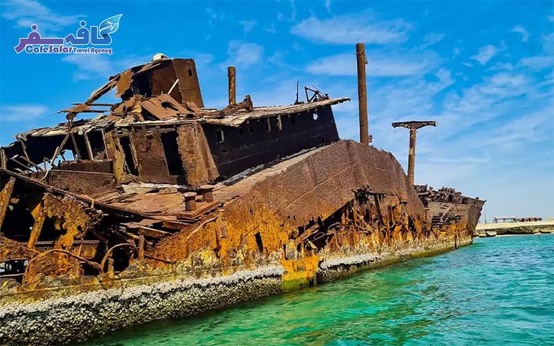 تصویری از ساحل مرجانی و آب‌های فیروزه‌ای خلیج فارس در جزیره کیش، مناسب برای پکیج‌های تور کیش