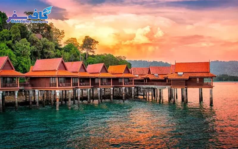 تصویری از ترکیب نمای برج‌های پتروناس و سواحل لنکاوی، مناسب برای پکیج‌های تور ترکیبی مالزی