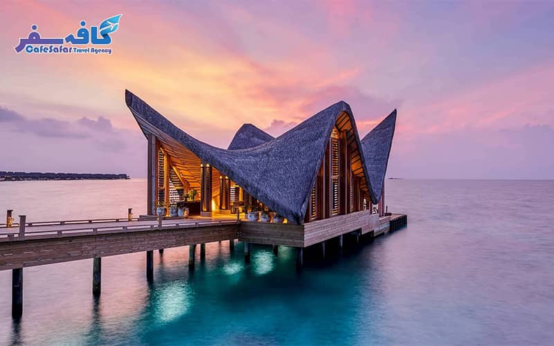 پوستر اختصاصی Maldive Last Second Travel با نمای ویلاهای لوکس روی آب و اقیانوس فیروزه‌ای، ویژه رزرو آفرهای لحظه آخری کافه سفر پاز