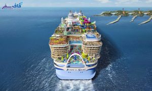 نمای کلی از طبقات اقامتی و عرشه‌های تفریحی یک کشتی کروز بزرگ در حال حرکت، مناسب برای گالری تصاویر تورهای دریایی