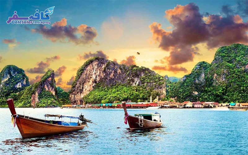 تصویری از جزایر آهکی و قایق‌های سنتی در آب‌های فیروزه‌ای پوکت، مناسب برای پکیج‌های تور پوکت
