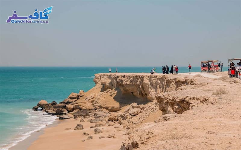 پوستر تبلیغاتی تور قشم لحظه آخری، نمای دره چاهکوه و سواحل نیلگون خلیج فارس، ویژه رزرو ارزان‌ترین پکیج‌های گردشگری در کافه سفر پاز