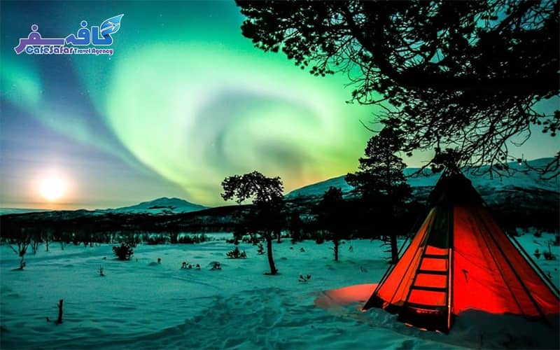 تصویری از آسمان شب با شفق قطبی خیره‌کننده (Aurora Borealis)، مناسب برای پکیج‌های تور شفق قطبی