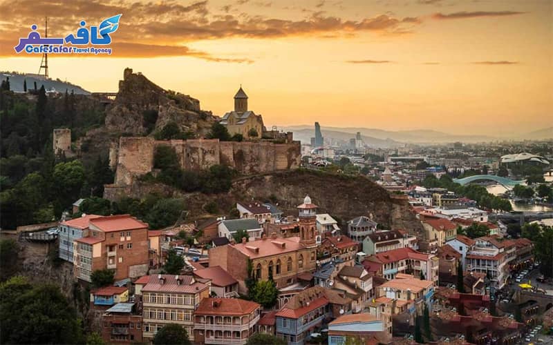 تصویری از نمای شهر قدیمی و رودخانه کورا در تفلیس، مناسب برای پکیج‌های تور ارزان قیمت تفلیس