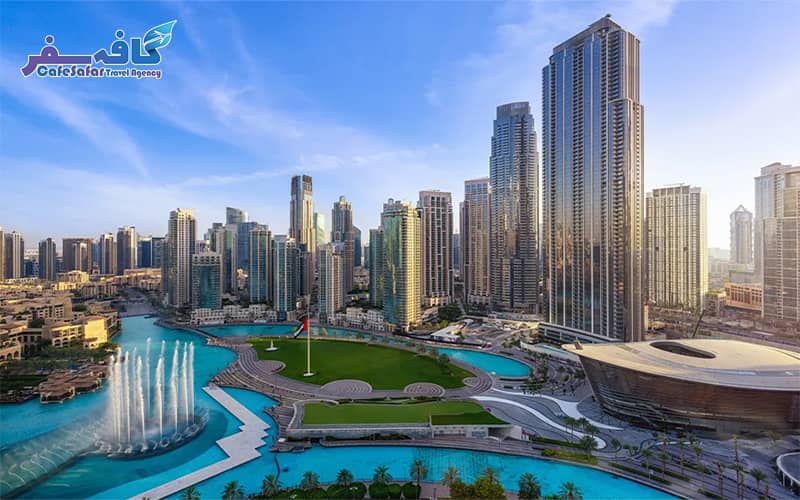 بنر گرافیکی تور دبی لحظه آخری با نام برند CafeSafarPazh شامل تصویری از جاذبه‌های مدرن امارات، مناسب برای بخش پیشنهادات ویژه و اسلایدر سایت