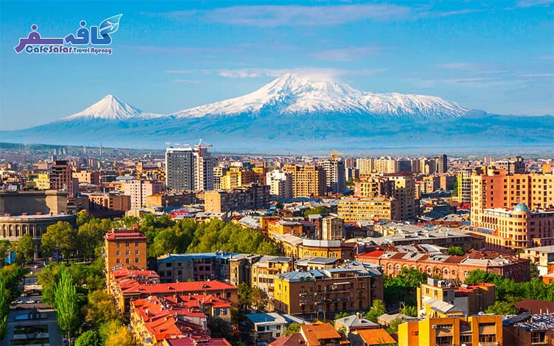 نمای میدان جمهوری و معماری سنگی زیبای شهر ایروان در تور ارمنستان، مناسب برای بنر پکیج‌های مسافرتی کافه سفر پاز