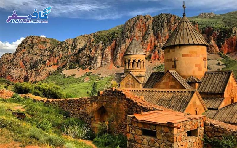 طراحی گرافیکی تور ارمنستان با پس‌زمینه نمادهای تاریخی ایروان و برند کافه سفر پاز، مناسب برای بنر تبلیغاتی و اشتراک‌گذاری در شبکه‌های اجتماعی