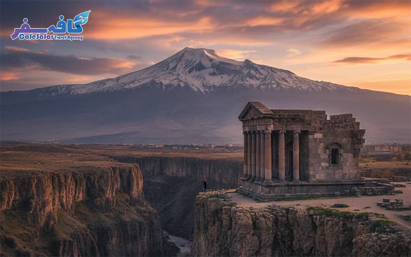 پوستر اختصاصی تور ارمنستان از مجموعه تورهای لحظه آخری کافه سفر پاز با نمای میدان جمهوری ایروان، مناسب برای بنر پکیج‌های اقتصادی و VIP