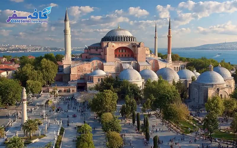 پوستر تبلیغاتی تور استانبول لحظه آخری با نمای مسجد ایاصوفیه و پل بسفر، ویژه رزرو پکیج‌های مسافرتی با تخفیف استثنایی
