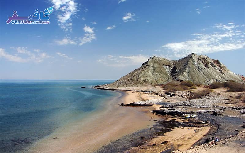 تصویر تبلیغاتی تور پوکت شامل نمای سواحل فیروزه‌ای و صخره‌های مشهور تایلند با لوگوی کافه سفر، مناسب برای صفحه اصلی و لندینگ پیج تورهای خارجی
