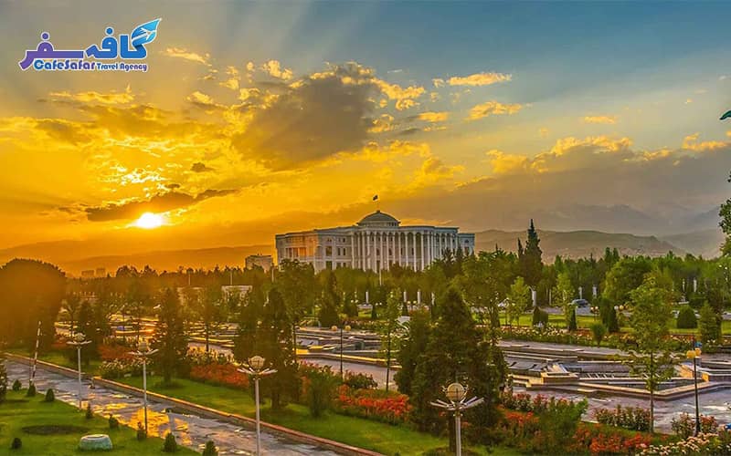تصویر تبلیغاتی تور تاجیکستان لحظه آخری با نمای میدان استقلال دوشنبه و مجسمه اسماعیل سامانی، مناسب برای بنر پکیج‌های فرهنگی و طبیعت‌گردی