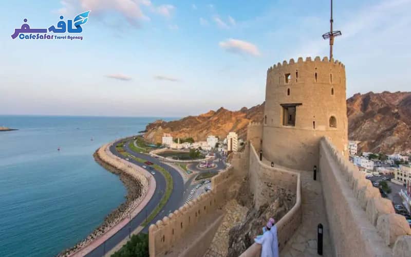پوستر تبلیغاتی تور لحظه آخری عمان با تصویری از معماری باشکوه اپرای سلطنتی مسقط و سواحل نیلگون، ویژه رزرو پکیج‌های مسافرتی VIP