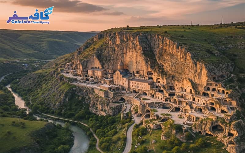 نمای زیبایی از طبیعت سرسبز و معماری تاریخی تفلیس در تور گرجستان، مناسب برای بنر تبلیغاتی پکیج‌های مسافرتی کافه سفر