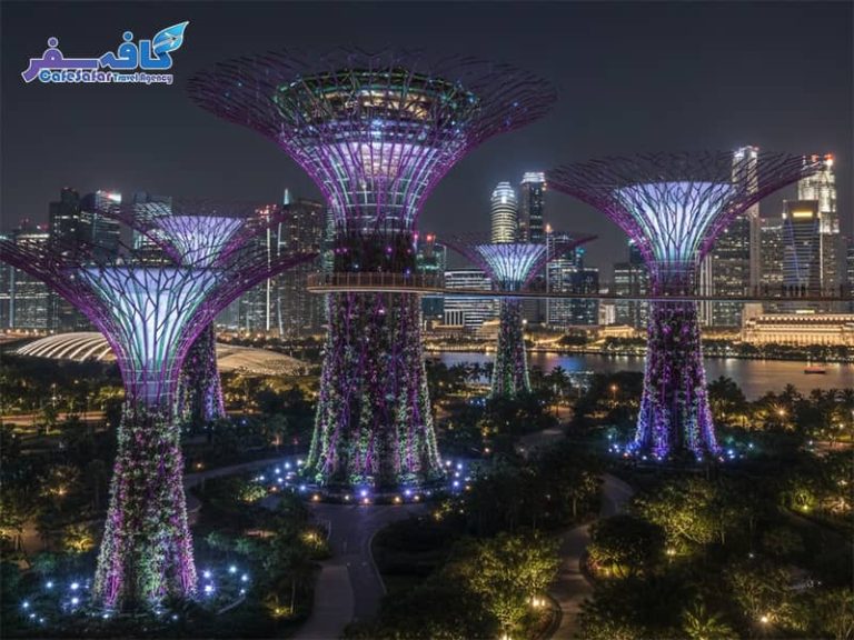 پوستر اختصاصی شرایط مهاجرت کاری به سنگاپور شامل نمای برج‌های مارینا بی سندز، ویژه متخصصان IT و مدیران ارشد در سایت کافه سفر پاز