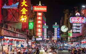 پوستر تبلیغاتی تور بانکوک لحظه آخری، نمای آسمان‌خراش‌ها و معابد سنتی تایلند، رزرو آنلاین پکیج‌های مسافرتی با تخفیف ویژه در کافه سفر پاز