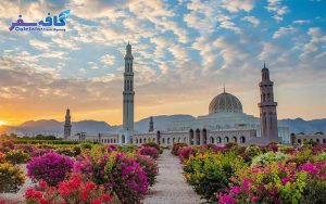 پوستر تبلیغاتی تور عمان لحظه آخری، نمای مسجد جامع سلطان قابوس و سواحل مسقط، رزرو آنلاین پکیج‌های مسافرتی در کافه سفر پاز