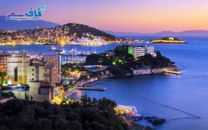 پوستر تبلیغاتی تور کوش‌آداسی لحظه آخری، نمای جزیره کبوتر و بنادر کشتی‌های کروز، رزرو آنلاین پکیج‌های مسافرتی ترکیه در کافه سفر پاز