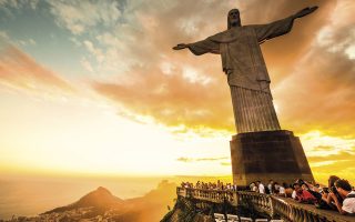 تور برزیل در کنار مجسمه مسیح