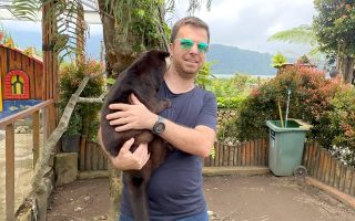 گربه لواک در آغوش سعید پاسبان